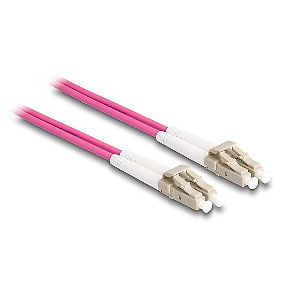Dos cables de fibra óptica rosas con conectores blancos. Fondo blanco.
