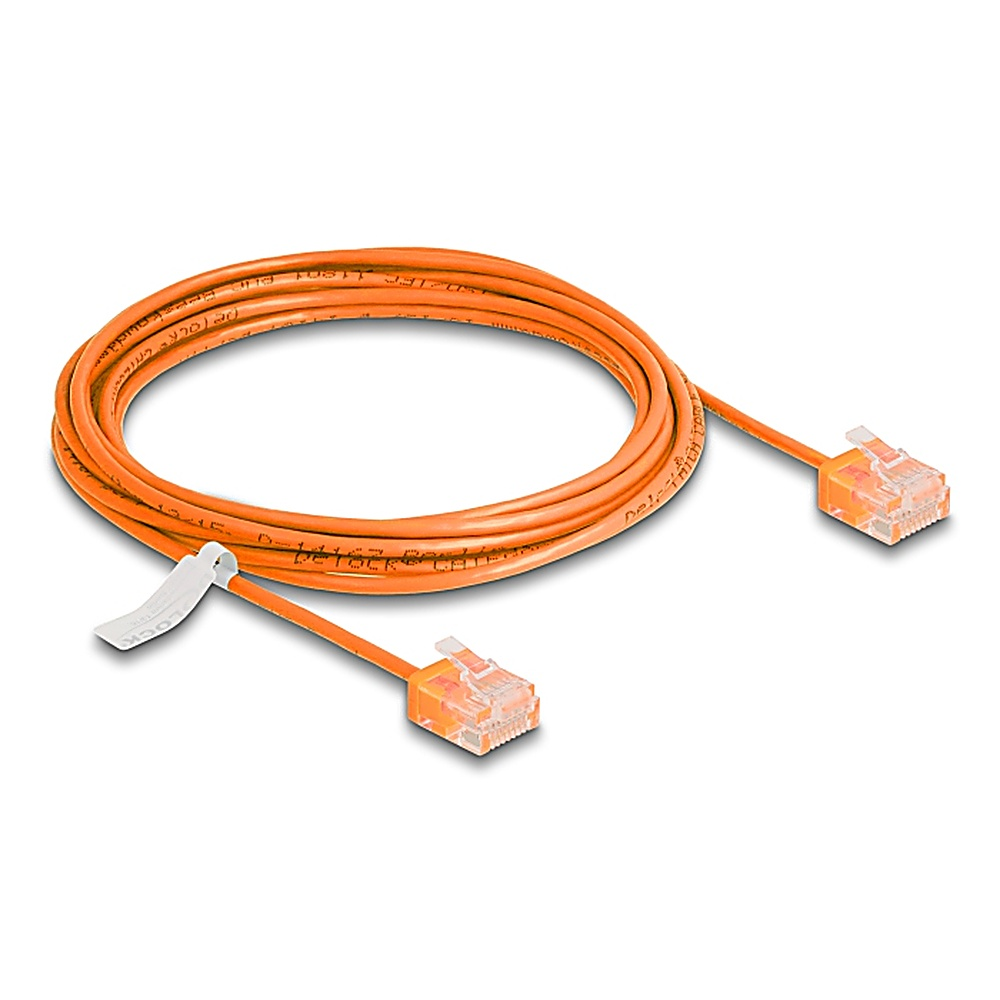 Cavo di rete arancione con connettori trasparenti. Sfondo bianco.