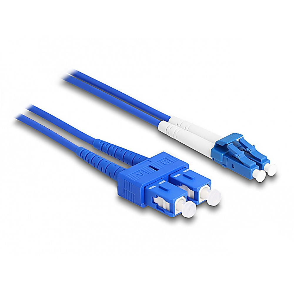 Dos cables de fibra óptica azules con conectores azules y blancos.