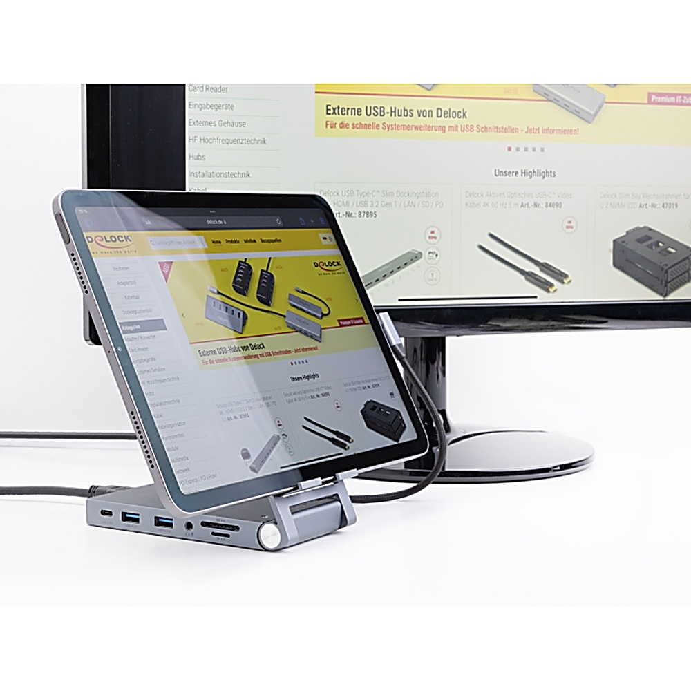 Tablet collegato a un monitor tramite una docking station. Il monitor visualizza un sito web.