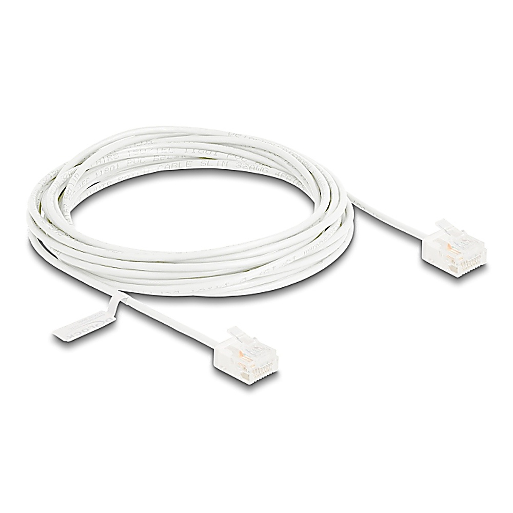 Cavo Ethernet bianco con due connettori RJ45. Sfondo bianco.