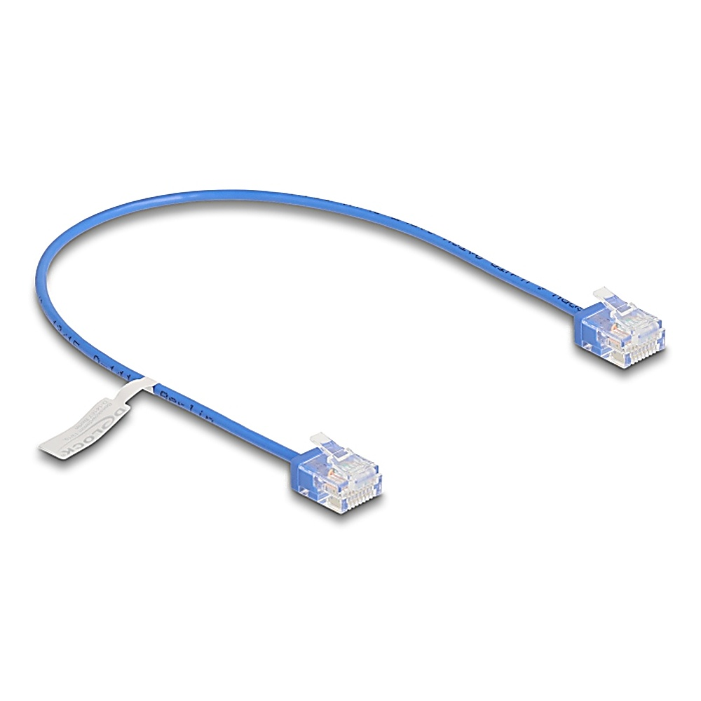Un cavo Ethernet blu con connettori su entrambe le estremità. Un'etichetta bianca è attaccata al cavo.