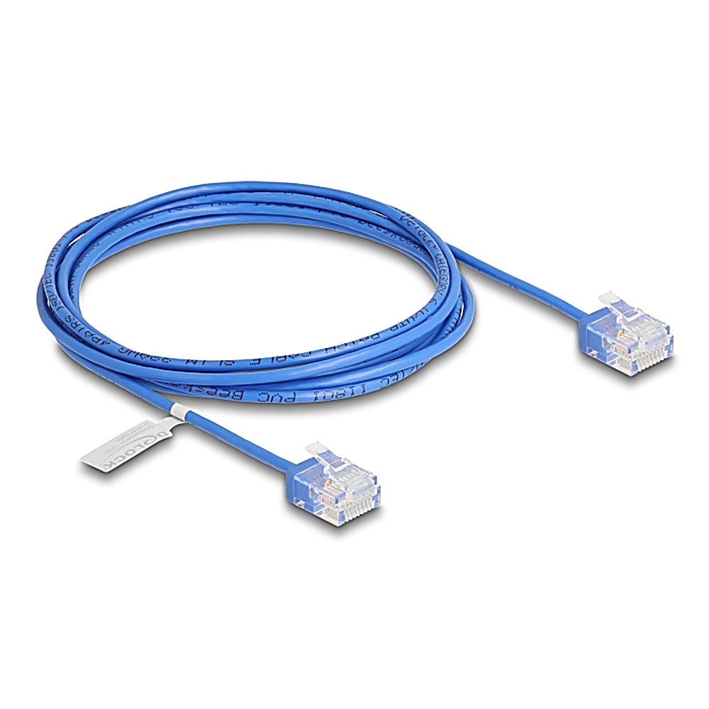 Cavo di rete blu con connettori su entrambe le estremità. Sfondo bianco.