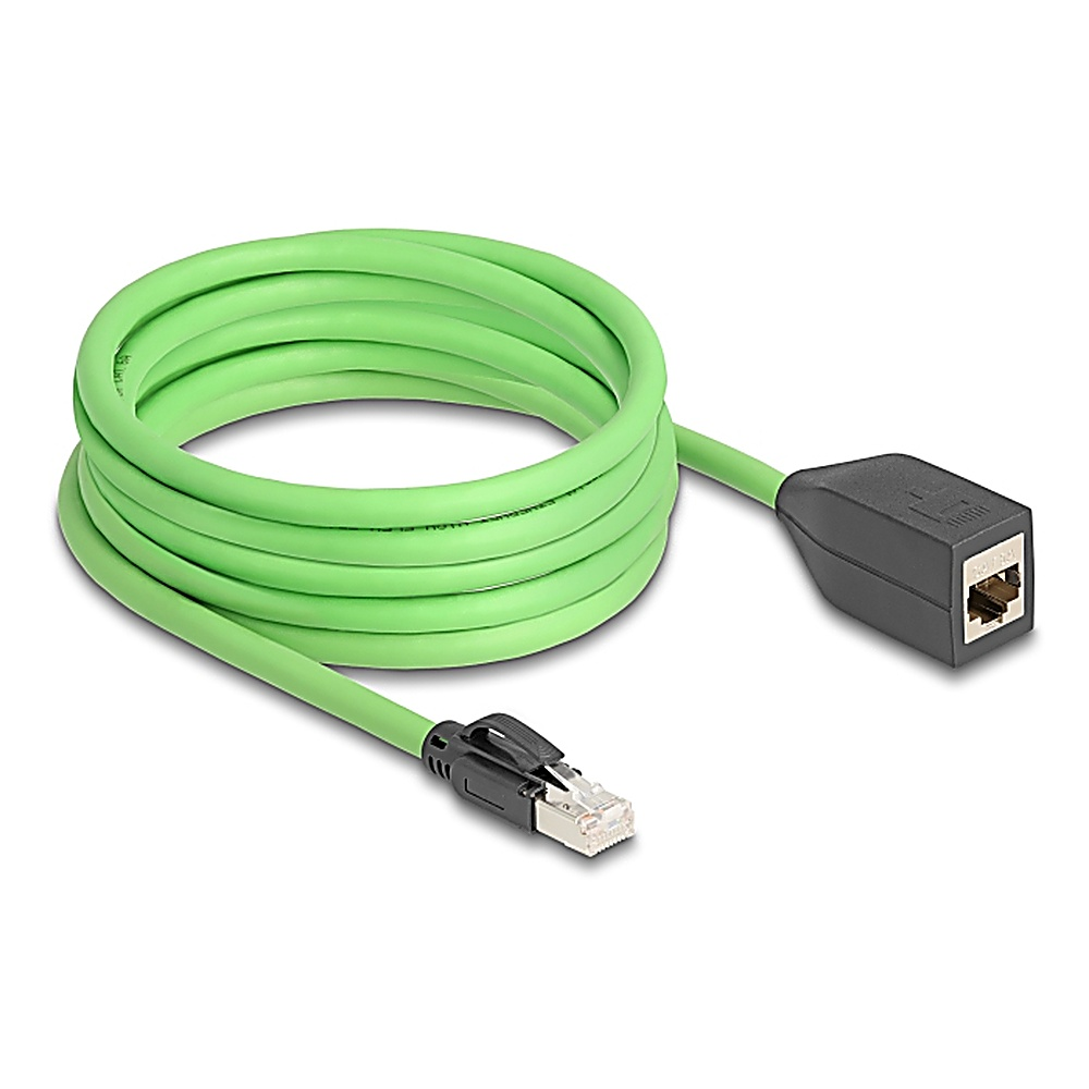 Cavo Ethernet verde con connettori su entrambe le estremità, arrotolato. Sfondo bianco.