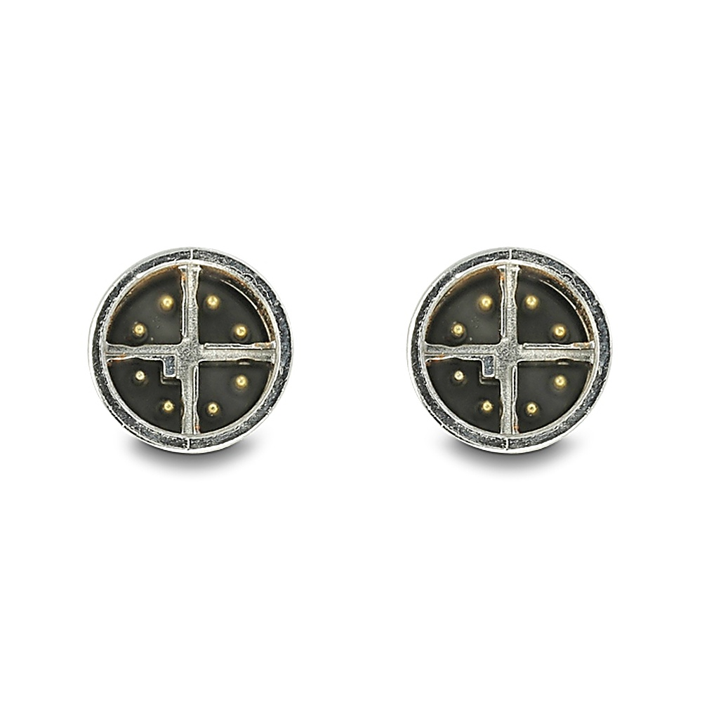 Due orecchini rotondi con dettagli neri e argento, e accenti dorati. Sfondo bianco.