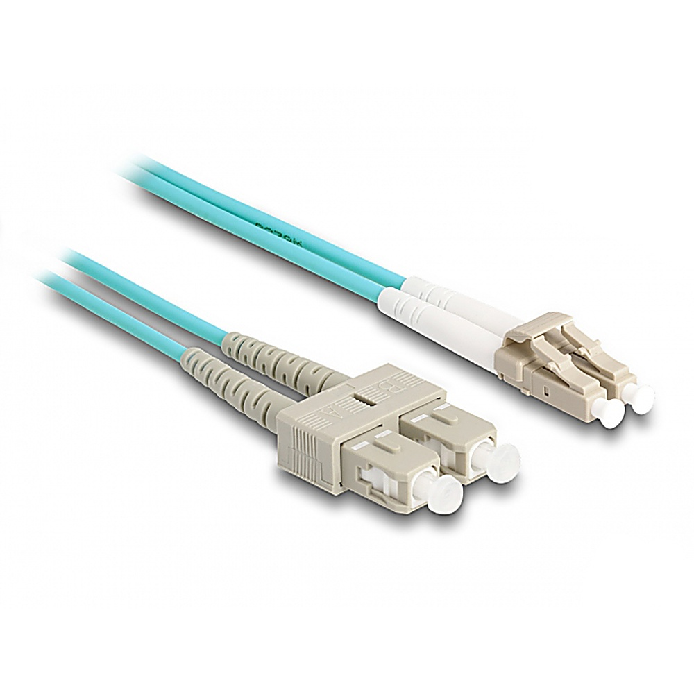 Due cavi in fibra ottica azzurri con connettori bianchi. Sfondo bianco.