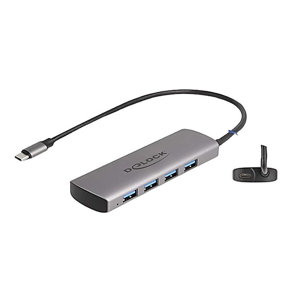 Un hub USB grigio con quattro porte, cavo e connettore neri. Sfondo bianco.