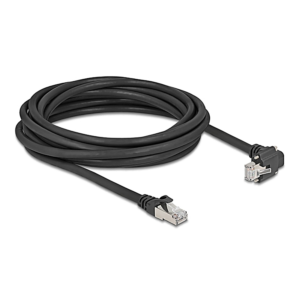 Un cavo nero arrotolato su una superficie bianca, con un connettore a ciascuna estremità, uno angolato.