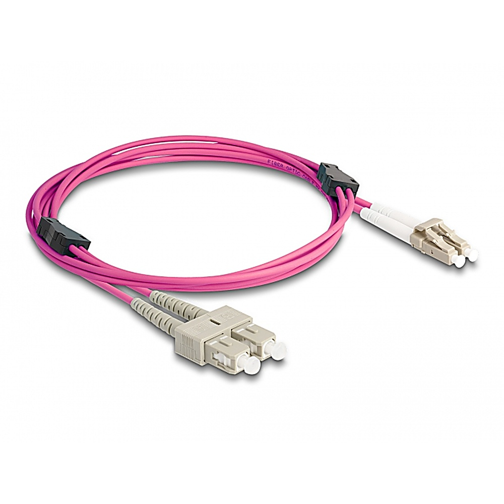 Due cavi in fibra ottica rosa con connettori beige. Ogni cavo ha due connettori.