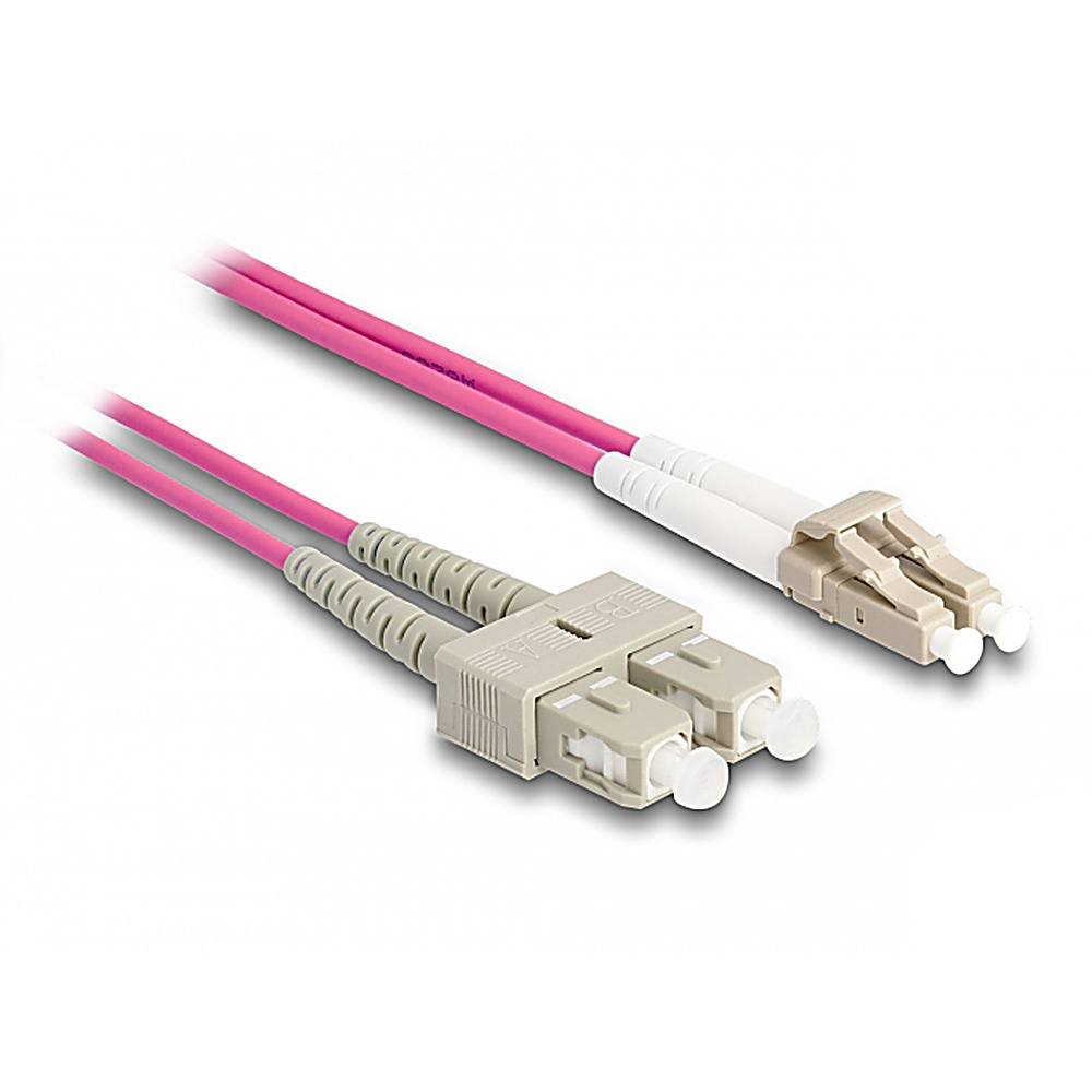 Un primo piano di due cavi in fibra ottica rosa con connettori beige. I connettori sono affiancati.