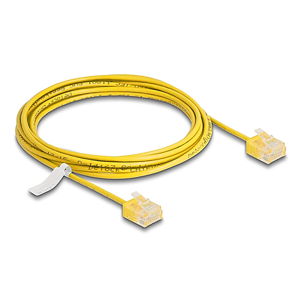 Un cavo Ethernet giallo con connettori RJ45 e un'etichetta bianca.