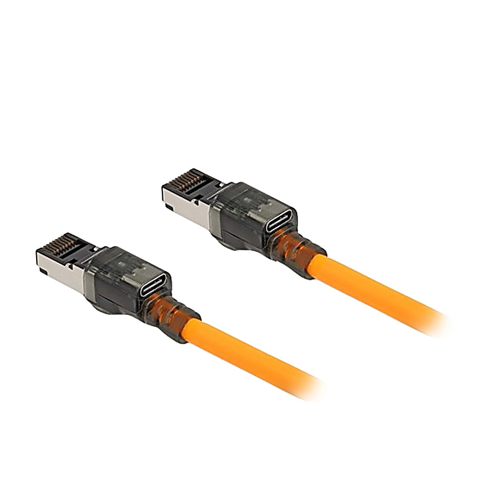 Due cavi ethernet arancioni con connettori neri. Hanno coperture protettive trasparenti.