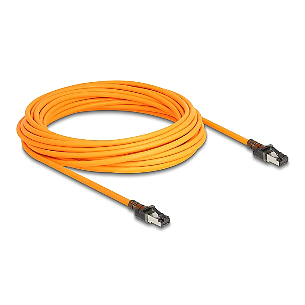 Un cavo ethernet arancione avvolto su se stesso, con due connettori. Dettagli neri e argentati.