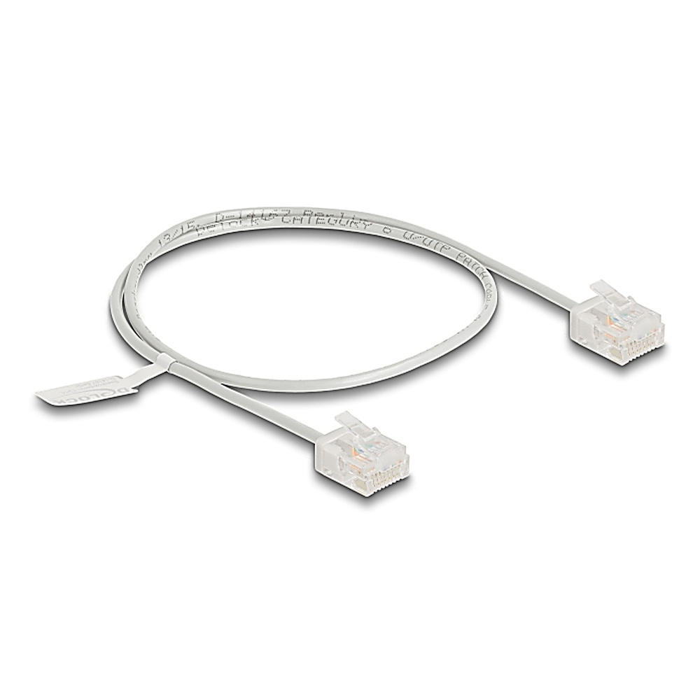 Cavo di rete bianco con due connettori RJ45 e un'etichetta.