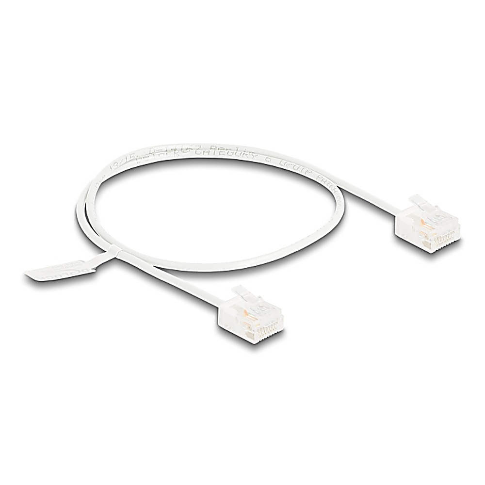 Cavo di rete bianco con due connettori RJ45 e un'etichetta.
