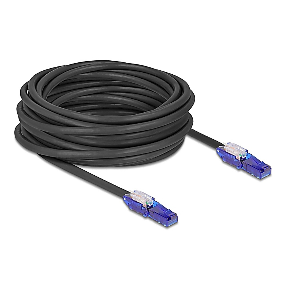 Cavo di rete nero arrotolato, con due connettori RJ45.