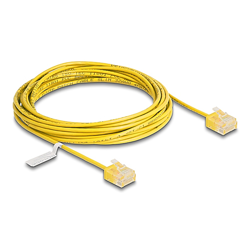 Cavo Ethernet giallo con connettori trasparenti. Arrotolato su sfondo bianco.