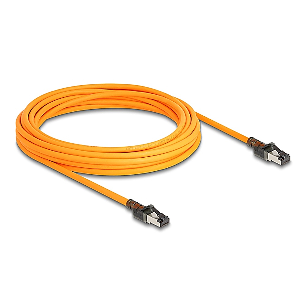 Cavo Ethernet arancione. Il cavo è arrotolato, con connettori trasparenti, su sfondo bianco.