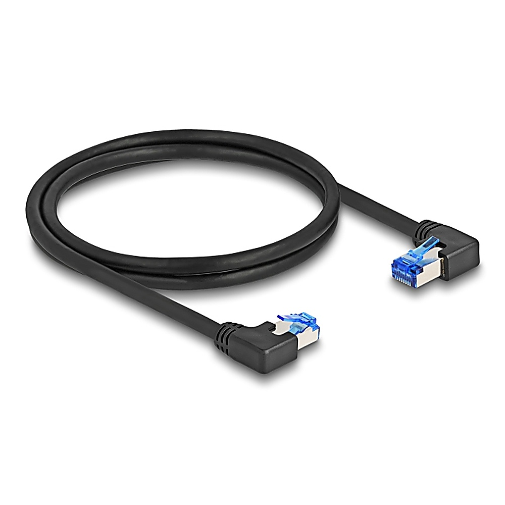 Cavo di rete nero con connettori angolati. Arrotolato, connettori blu, su sfondo bianco.