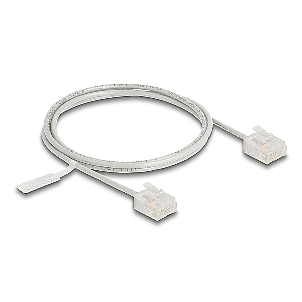 Un cavo di rete bianco con due connettori RJ45 trasparenti su sfondo bianco. Il cavo è arrotolato.