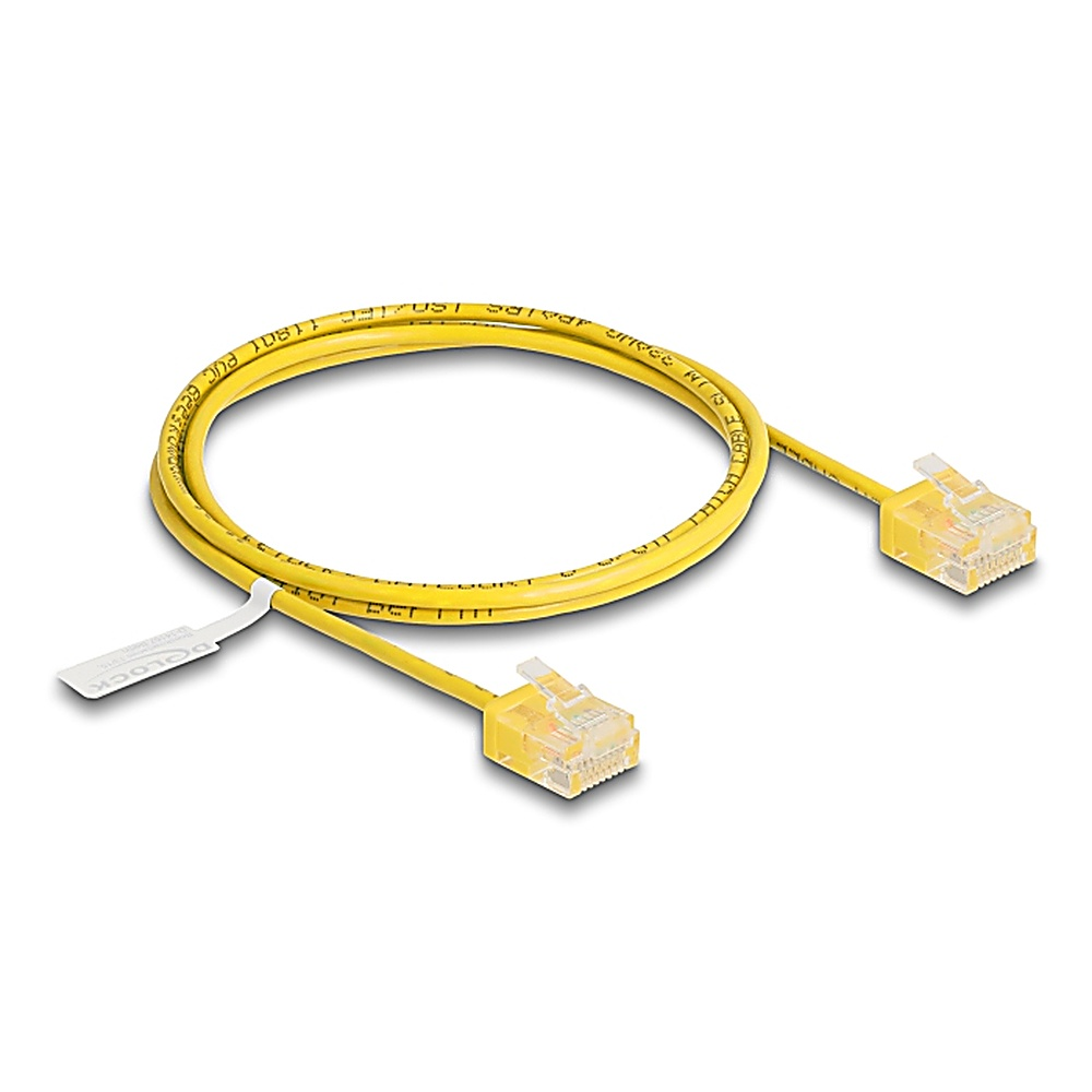 Cavo Ethernet giallo con connettori trasparenti. Arrotolato e su sfondo bianco.