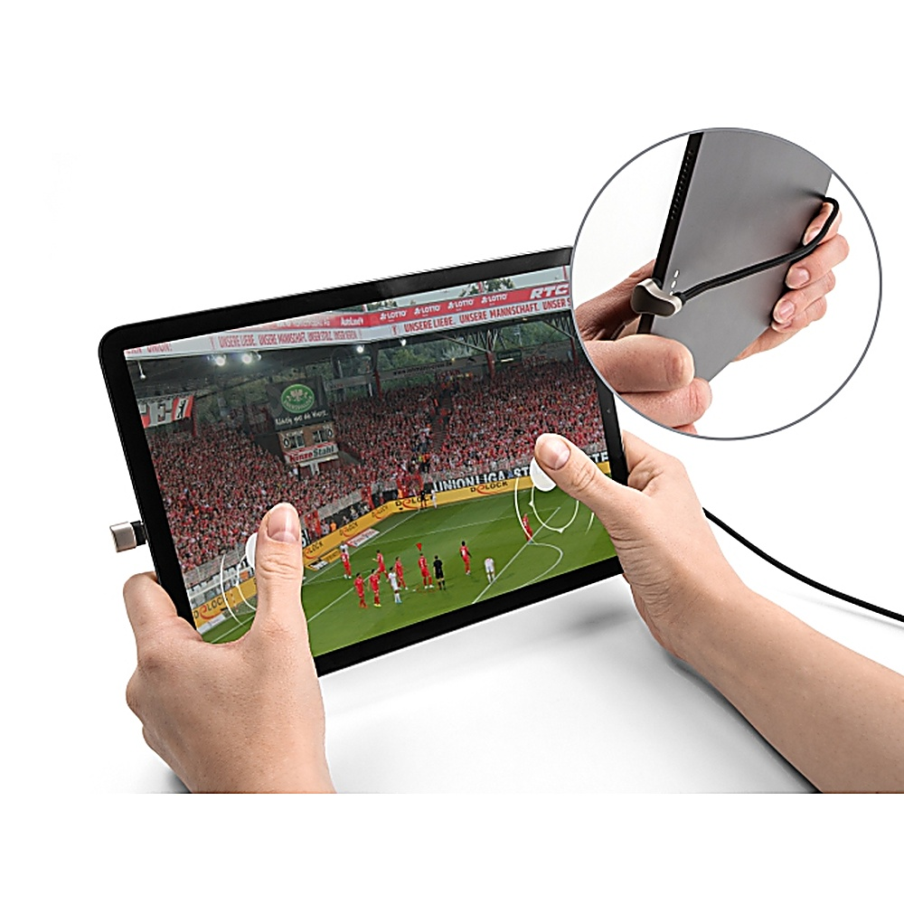 Una persona che tiene un tablet che mostra una partita di calcio, collegato a un cavo USB-C.