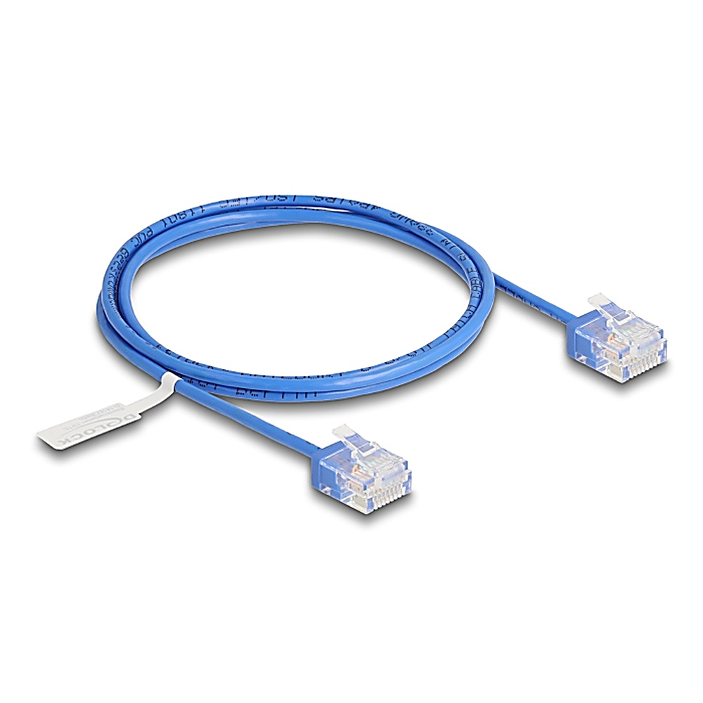 Vengono mostrati due cavi Ethernet blu, ciascuno con connettori trasparenti. Un'etichetta bianca è attaccata a uno.