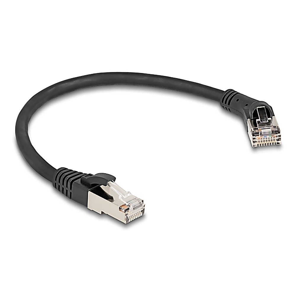 Un cavo Ethernet nero con connettori a entrambe le estremità. Il cavo è piegato. Sfondo bianco.