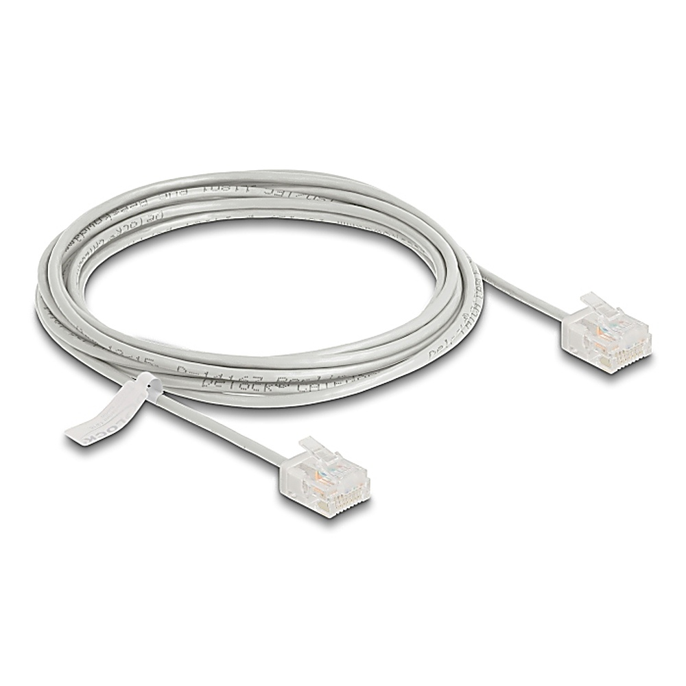 Un cavo Ethernet bianco con due connettori trasparenti. Il cavo è arrotolato. Sfondo bianco.