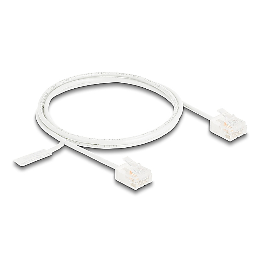 Un cavo Ethernet bianco con due connettori trasparenti. Il cavo è arrotolato. Sfondo bianco.