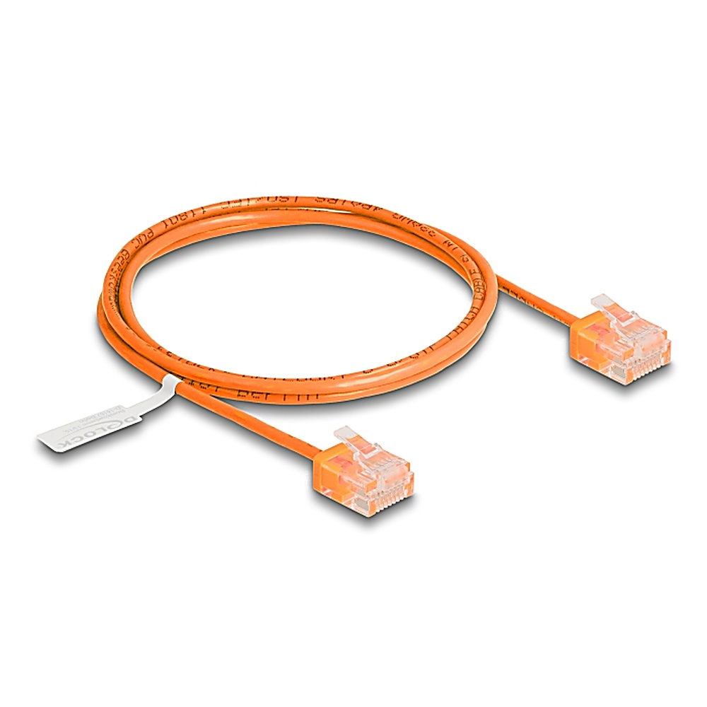 Cavo Ethernet arancione con connettori su entrambe le estremità. È arrotolato. Sfondo bianco.