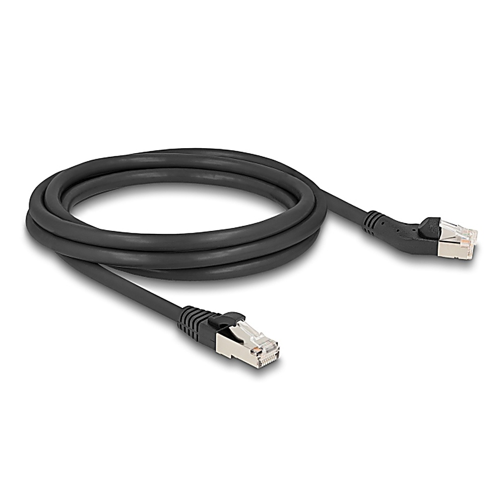 Cavo Ethernet nero con connettori su entrambe le estremità. È arrotolato. Sfondo bianco.