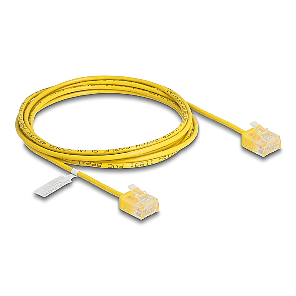 Cavo Ethernet giallo con connettori su entrambe le estremità. È arrotolato. Sfondo bianco.