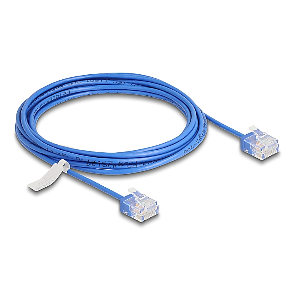 Cavo di rete blu con due connettori RJ45. Un'etichetta bianca è attaccata al cavo.