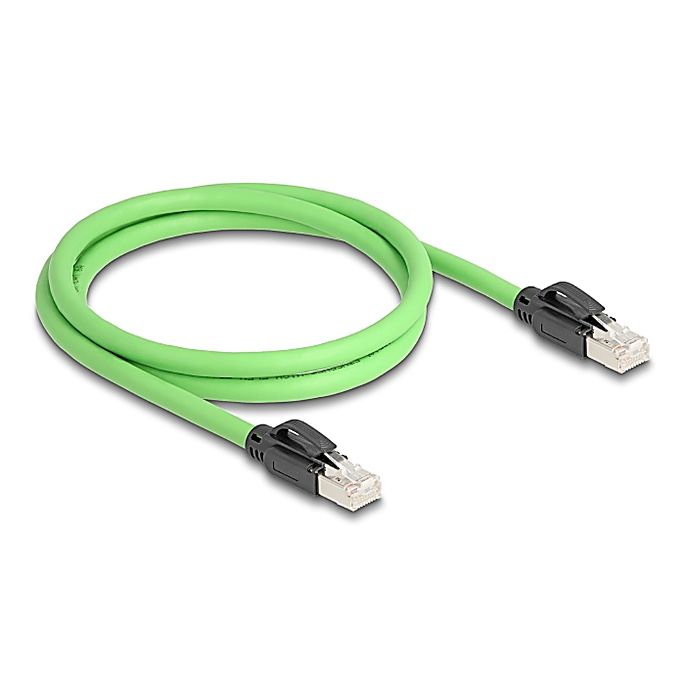Cavo ethernet verde con connettori neri, arrotolato su sfondo bianco.