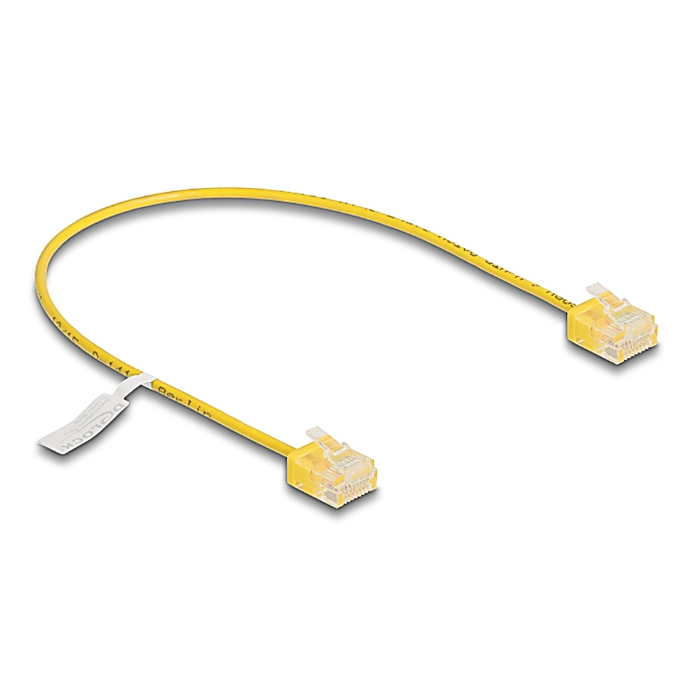 Cavo di rete giallo con connettori su entrambe le estremità, etichetta bianca. Sfondo bianco.