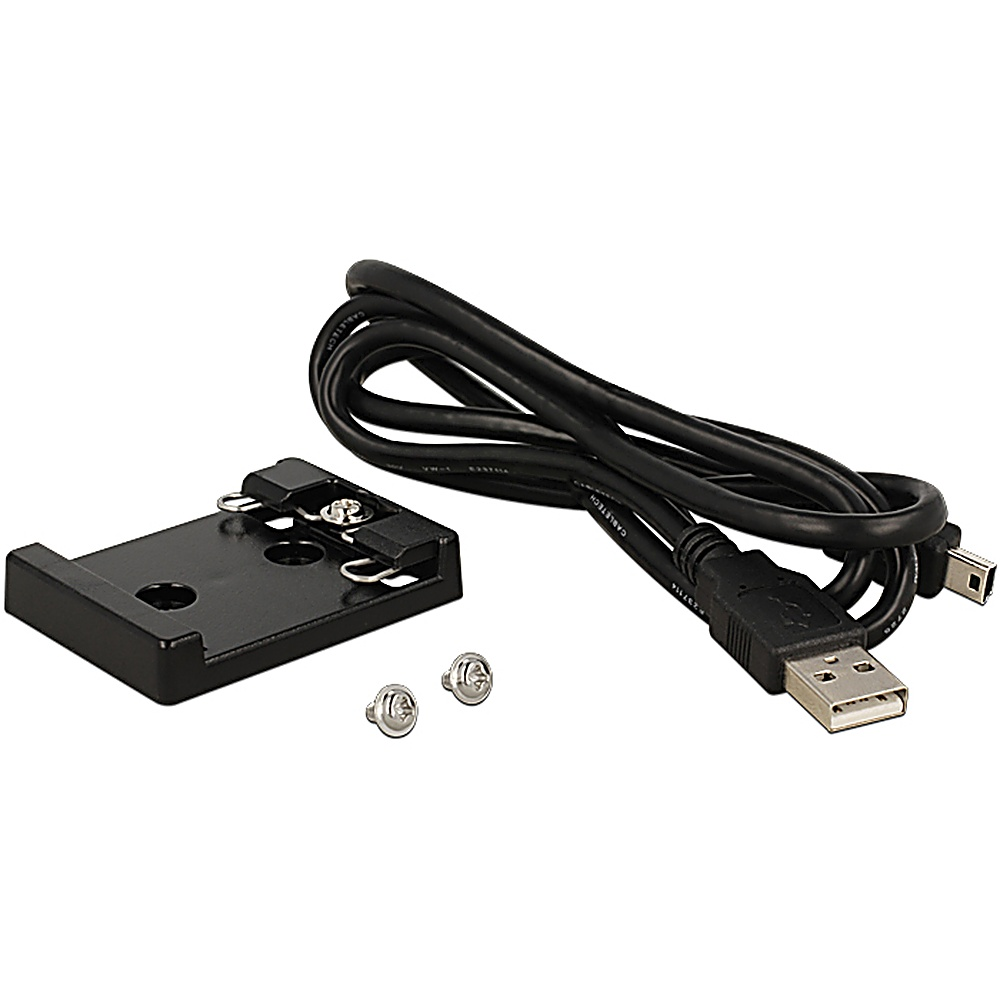 Cavo USB nero e staffa di montaggio nera con due viti. Sfondo bianco.