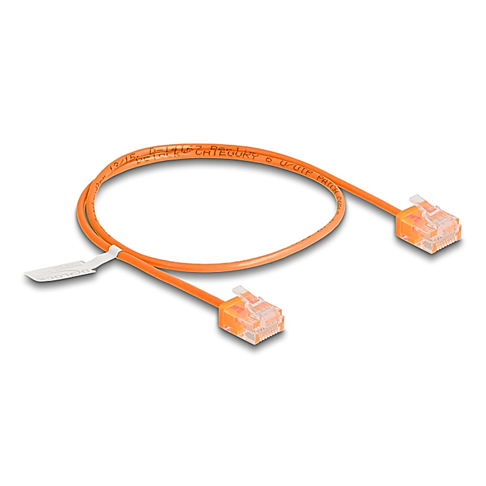 Cavo di rete arancione con connettori RJ45 su entrambe le estremità. Un'etichetta bianca è attaccata al cavo.