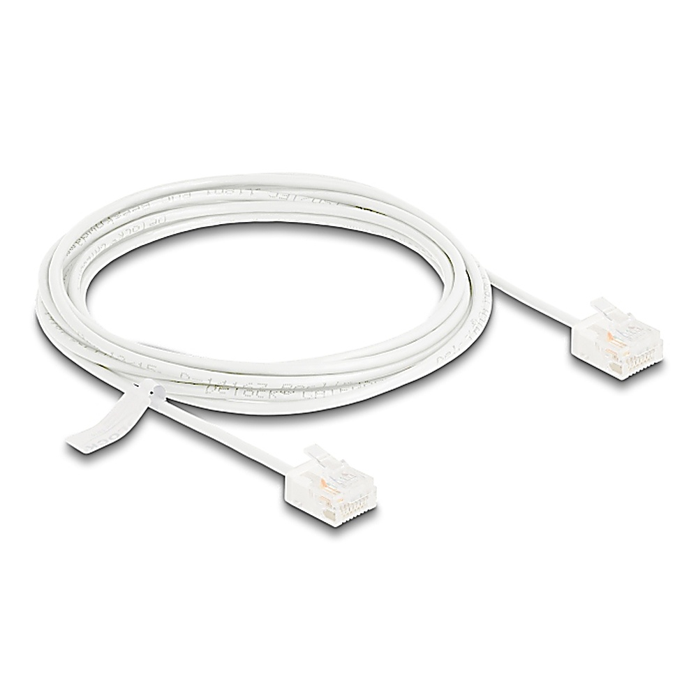 Cavo Ethernet bianco con connettori RJ45. Sfondo bianco. Cavo avvolto. Connettori trasparenti.