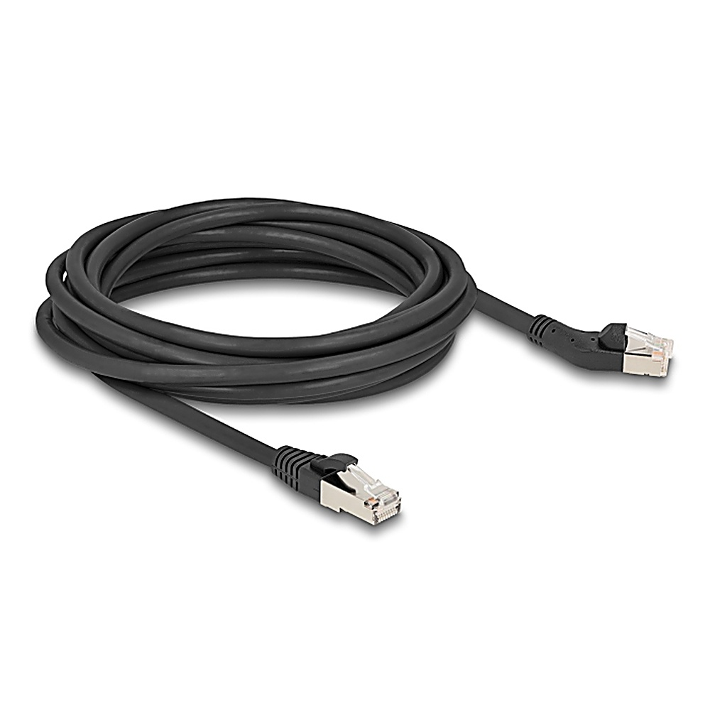 Un cavo ethernet nero, con due connettori RJ45, è arrotolato su una superficie bianca.