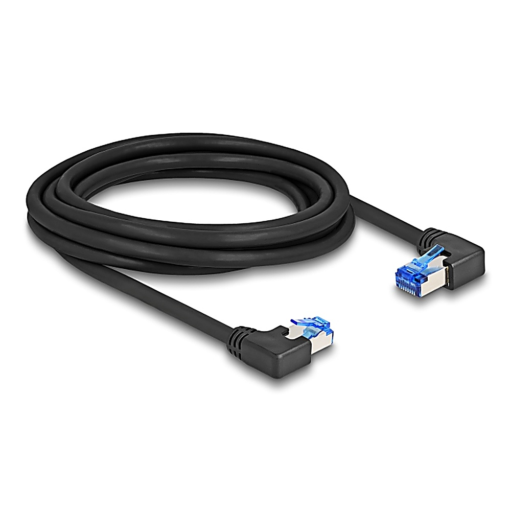 Un cavo di rete nero con due connettori RJ45 angolati con dettagli blu. Il cavo è arrotolato su una superficie bianca.
