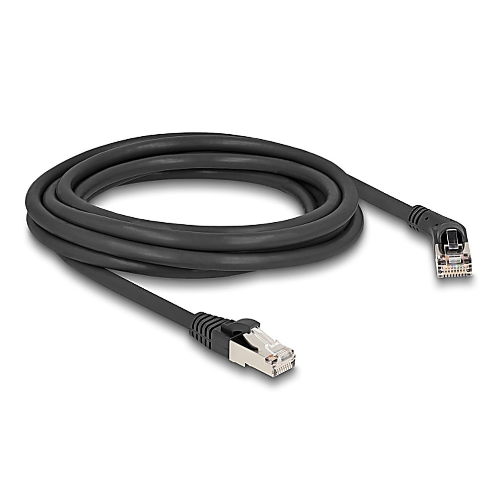 Un cavo di rete nero con un connettore RJ45 angolato. Il cavo è arrotolato su una superficie bianca.
