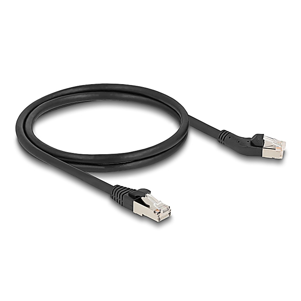 Un cavo ethernet nero, con due connettori RJ45, è arrotolato su una superficie bianca.