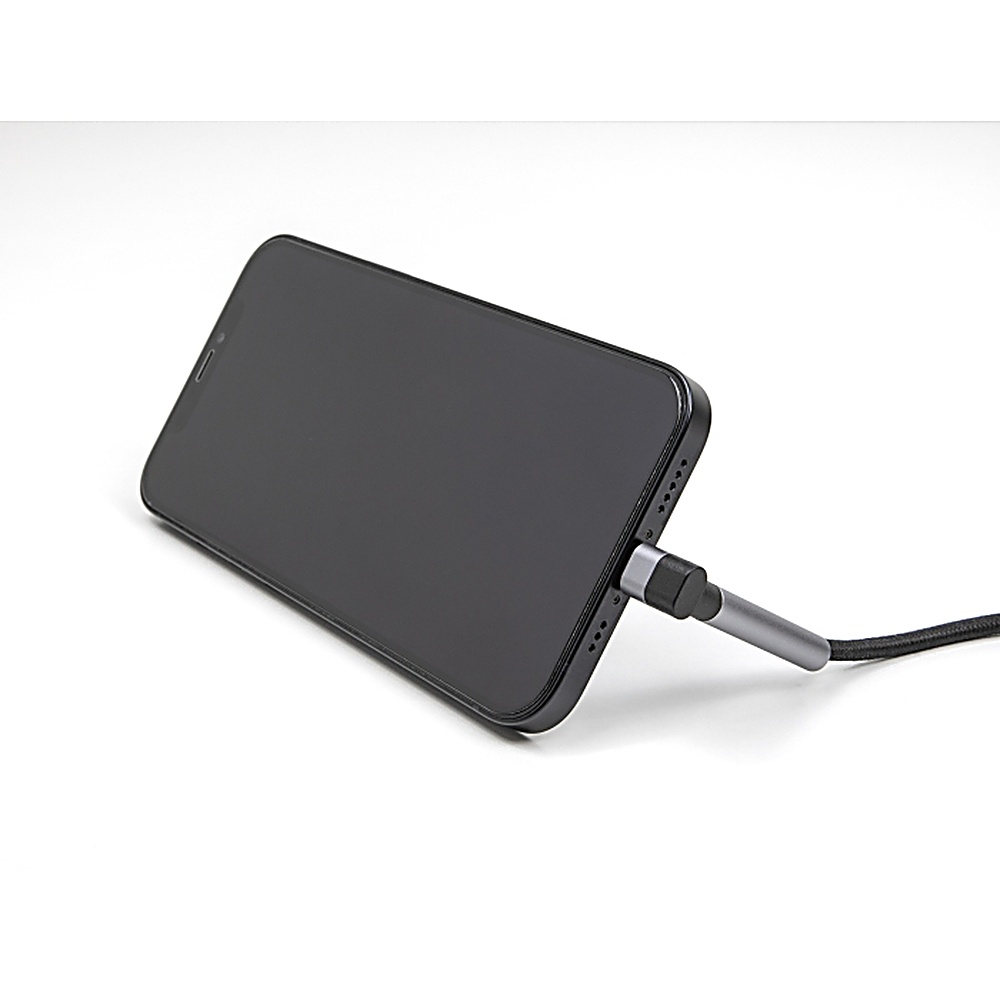 Un telefono nero collegato a un cavo grigio, con connettore Lightning inserito.