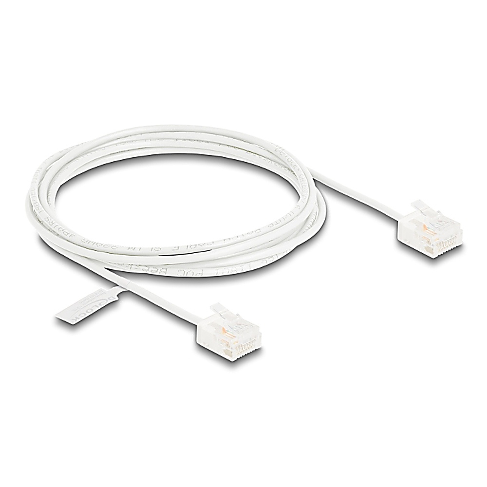 Cavo di rete bianco con due connettori RJ45 trasparenti su ciascuna estremità. Etichetta attaccata al cavo.