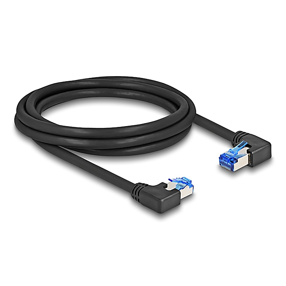 Cavo di rete nero con connettori blu ad entrambe le estremità. I connettori sono angolati.