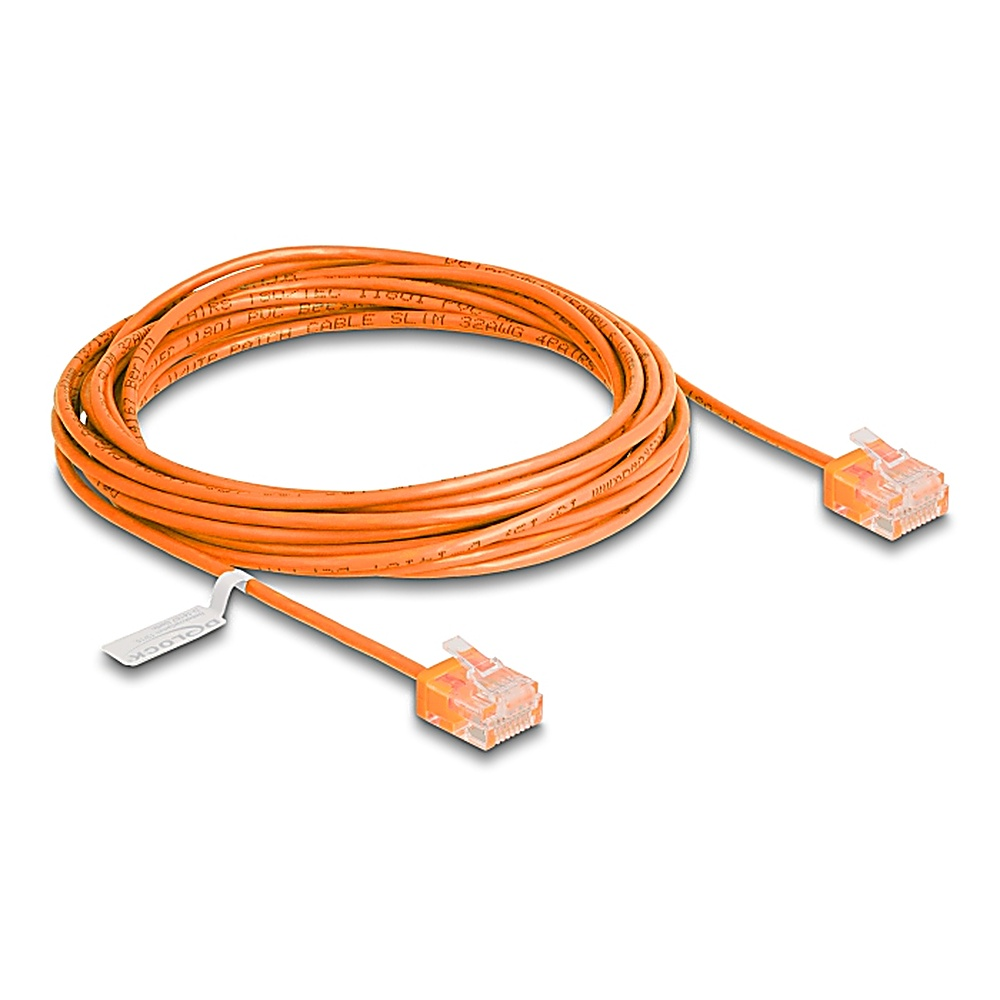Cavo di rete arancione con connettori RJ45 trasparenti ad entrambe le estremità. Il cavo ha del testo.