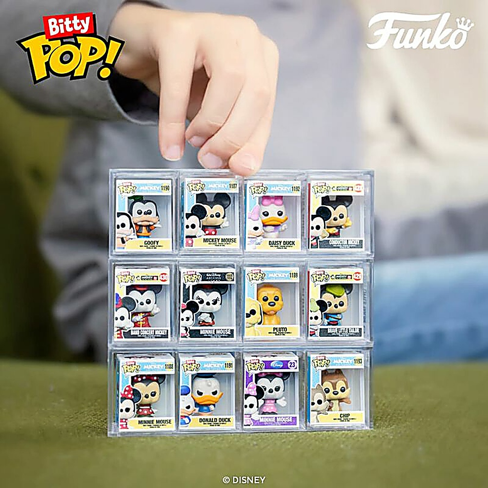 Ręka trzymająca ekspozycję miniaturowych figurek Funko Pop Disneya w przezroczystych etui.