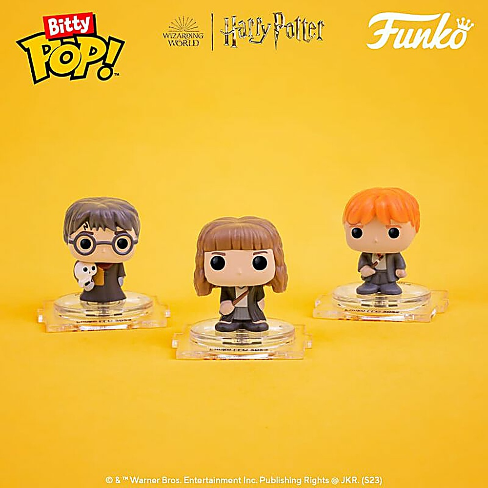 Trzy figurki Harry'ego Pottera: Harry, Hermiona i Ron. Żółte tło. Kolekcje Funko Pop.
