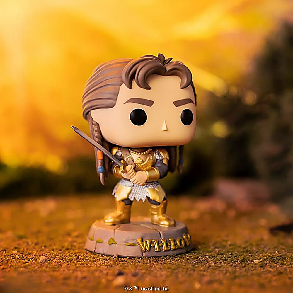Figurka Willow Funko Pop trzymająca miecz. Ma złoty strój i stoi na podstawie.